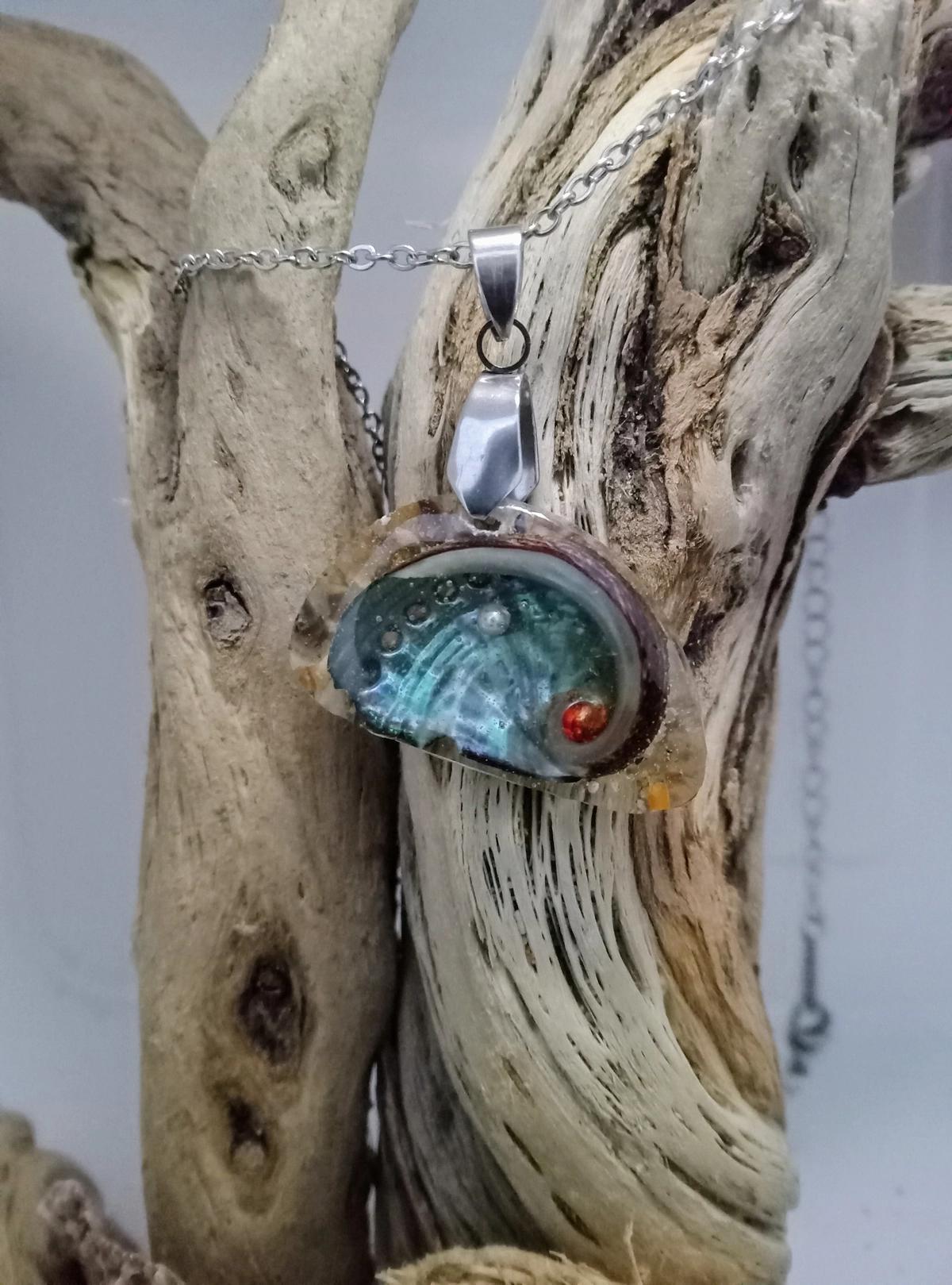 Epoxy resin pendant